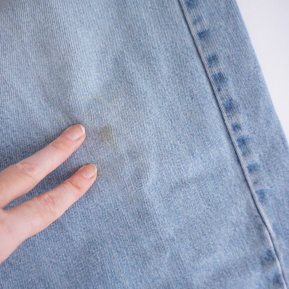 Vintage '90s Levi's 550 Relax Fit Light Wash 100% Cotton 36X34 Button Code 748 - Picture 14 of 16